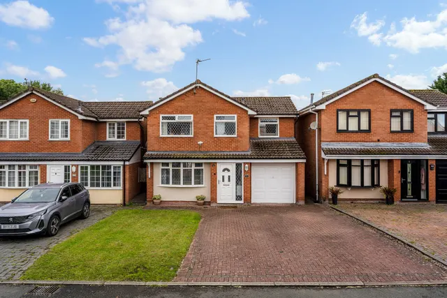 3 bedroom house — Rowthorn Close, Widnes, Widnes, WA8 8EF