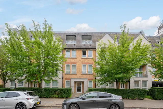 Photo 2 — 6 Westwood House, 47 Old Devonshire Road, London