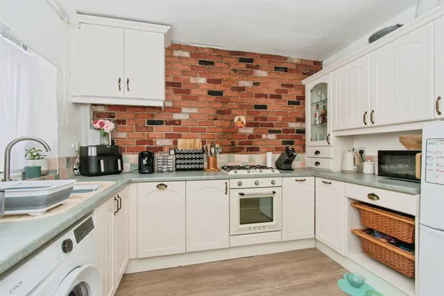 Holywell Dene, Castleford, WF10, photo 3