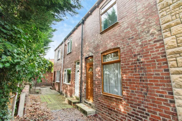 Holywell Dene, Castleford, WF10, photo 1