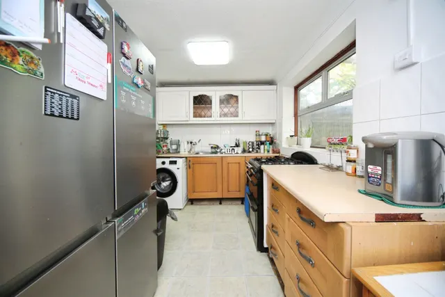 Photo 2 — Charlwood Road, Luton