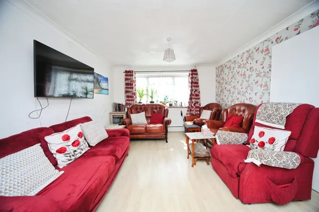 Photo 3 — Charlwood Road, Luton