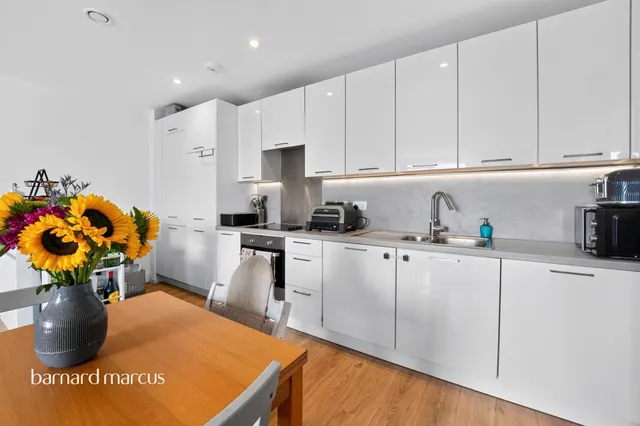 Quayle Crescent, London, N20, photo 3