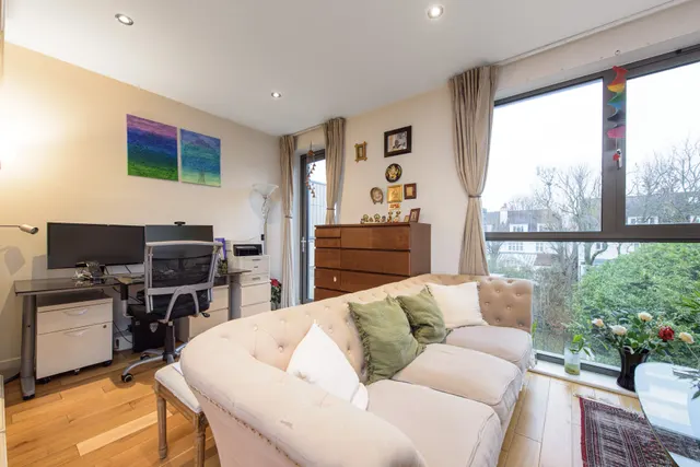 Flat 17, Cascades Apartments, 368-370 Finchley Road, London, photo 1