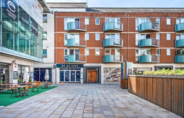 The Oaks Square, Epsom, Surrey, KT19 8AR, photo 1