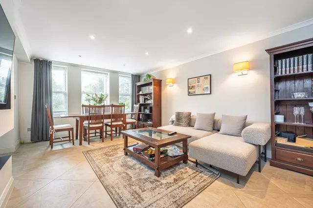 Photo 3 — 3 Hylmary Court, Woodstock Road, London