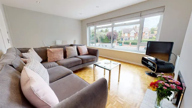 Connaught Avenue, Loughton, photo 1