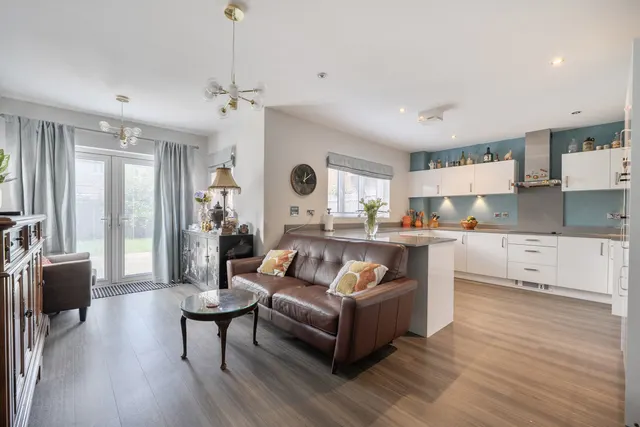 Honor Avenue, Burghfield Common, RG7, photo 3