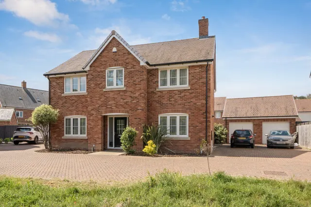 5 bedroom house, Honor Avenue, Burghfield Common, RG7