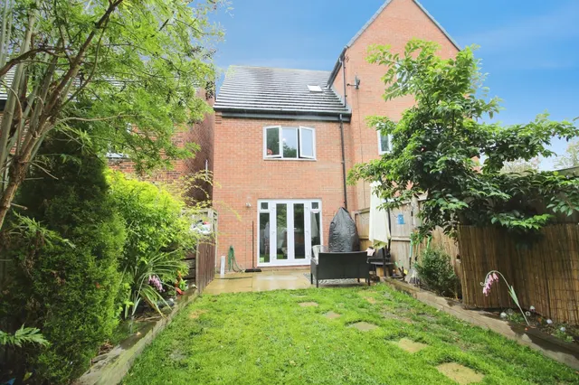 Photo 2 — Pullman Crescent, LEEDS