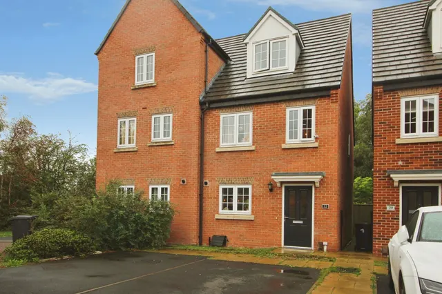 Pullman Crescent, LEEDS, photo 1