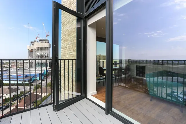 Wales Farm Road, London, W3, photo 2