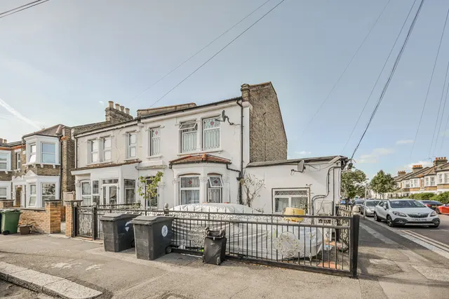 London, E17, photo 1