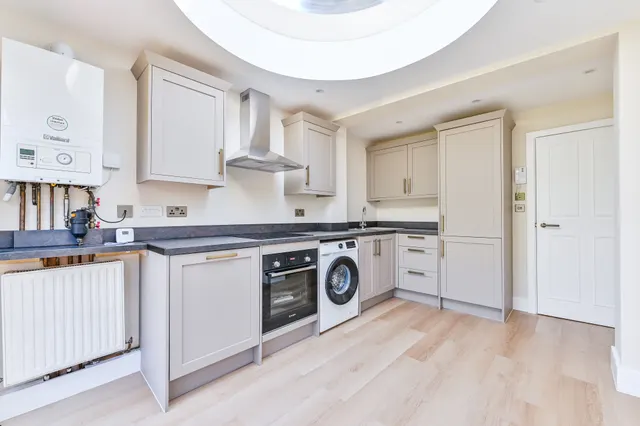 Photo 3 — Flat B, 31 Evering Road, London