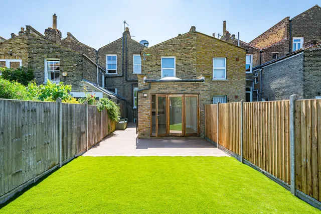 Flat B, 31 Evering Road, London, photo 1