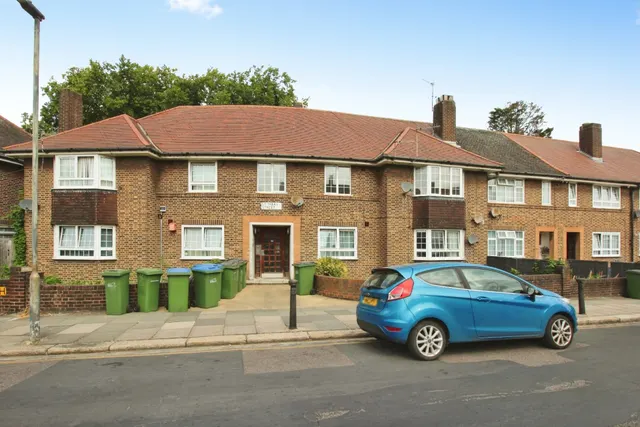 3 bedroom flat — St Mary Street, Woolwich