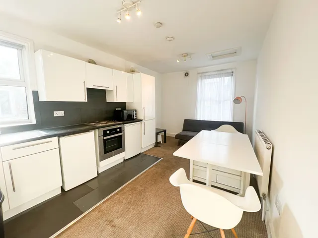 High Road, Leytonstone, E11, photo 1
