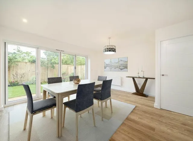 Walton Court Gardens, Weybridge, KT12, photo 3
