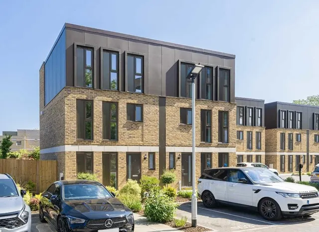Walton Court Gardens, Weybridge, KT12, photo 1