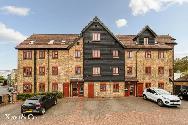 1 bedroom flat — Shire Place, The Ham, TW8 8HE