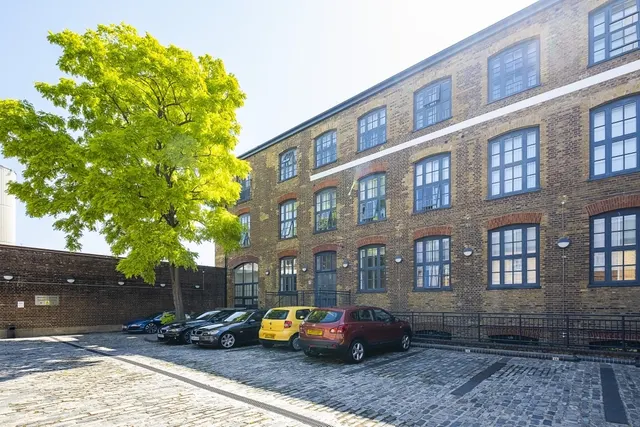 Photo 3 — Clyde Square, E14