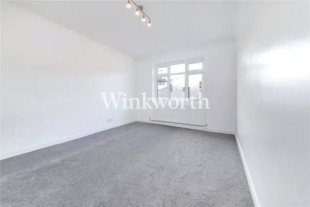 Photo 3 — Berwick Road, Wood Green, London, N22