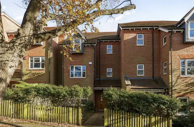 Kinsale Close, Millbrook Park, NW7 1FN, photo 1