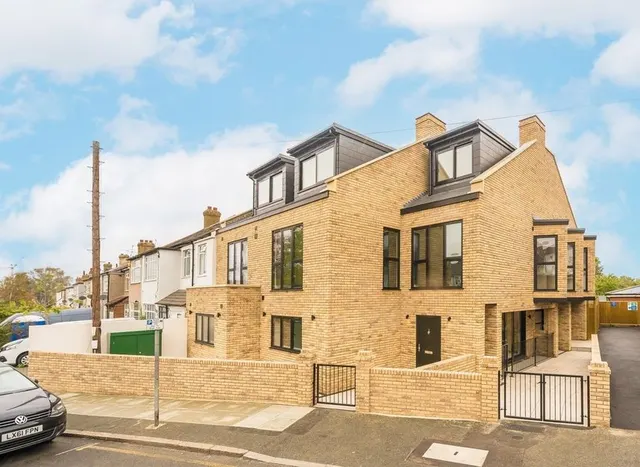 Hazelwood Avenue, Morden, SM4, photo 1
