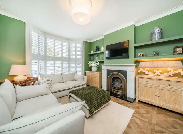 Photo 2 — Hook Road, Chessington, KT9