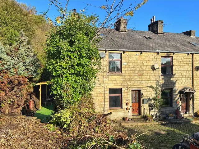 3 bedroom house, Rose Street, Waterfoot, BB4