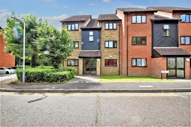 Turnpike Lane, Uxbridge, UB10, photo 1