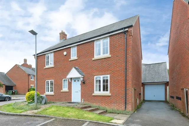 Featherbed Close, Winslow, BUCKINGHAM, photo 1