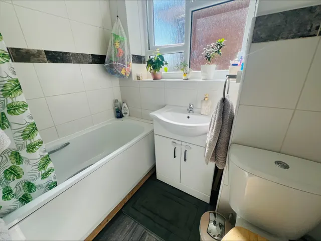 Old Ruislip Road, Northolt, UB5, photo 2