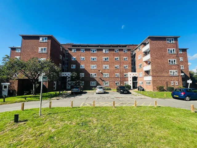 Old Ruislip Road, Northolt, UB5, photo 1