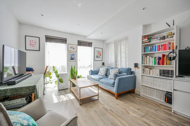 Photo 3 — 6 Kempton Mews, LONDON