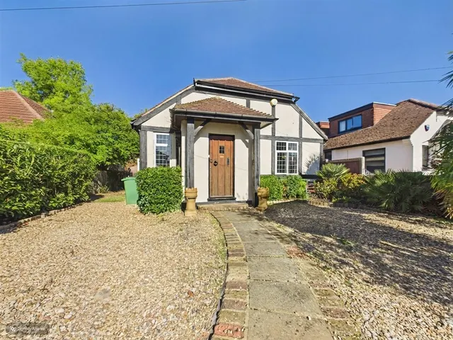 Copthall Road East, Ickenham, UB10, photo 1