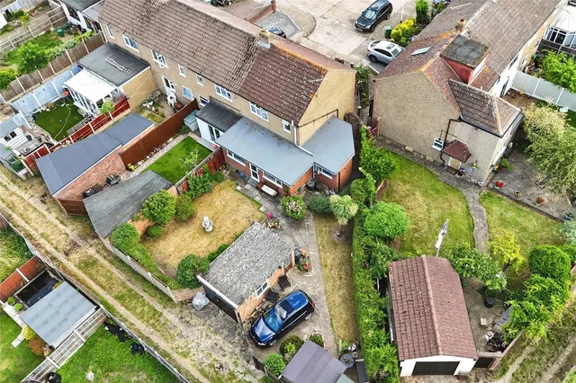 Photo 2 — Peartree Gardens, Romford, RM7