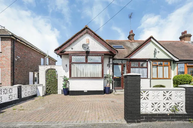 College Gardens, North Chingford, E4 7LP, photo 1