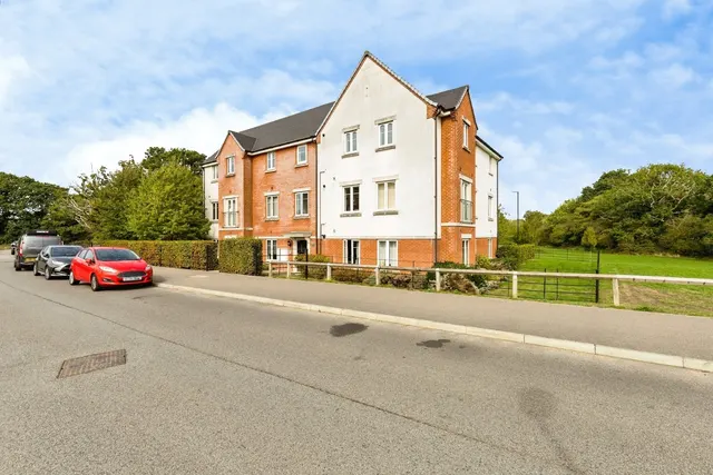 Somerley Drive, Crawley, RH10, photo 1