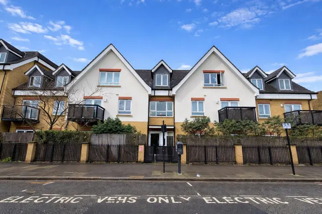 Featherstone Court, Southall, photo 1