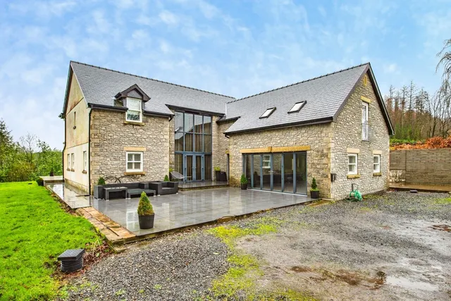 Alltyferin Road, Nantgaredig, SA32, photo 1