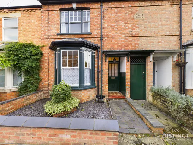 Photo 2 — Queens Road, Banbury, OX16 0ED