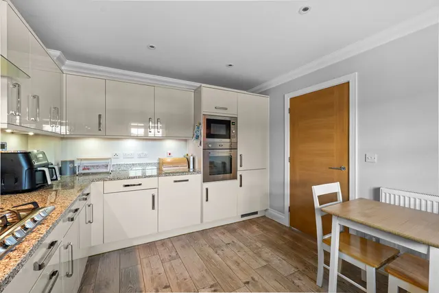 Anmer Close, Tadworth, KT20, photo 3