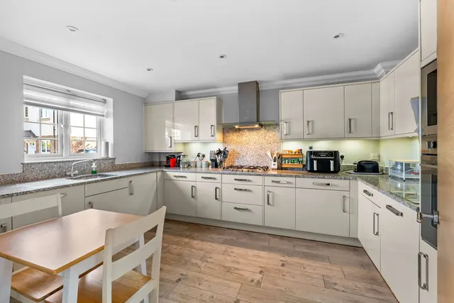 Anmer Close, Tadworth, KT20, photo 2