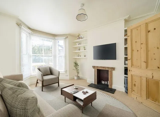 Photo 2 — Myrtle Road, Acton, W3