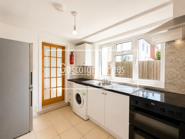 Worplesdon Road, Guildford, GU2, photo 3