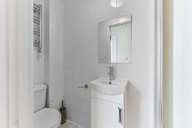 Sutton, SM1, photo 3
