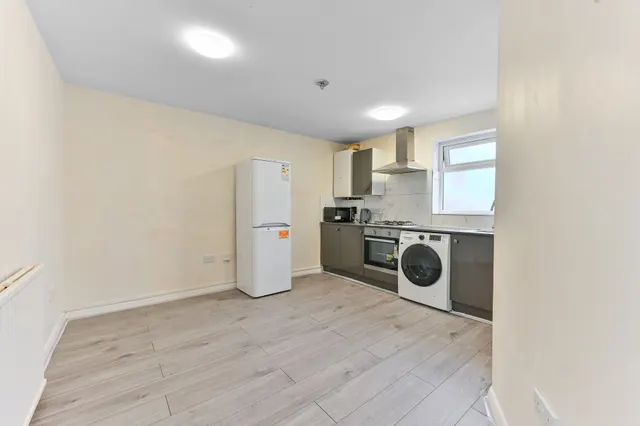 Sutton, SM1, photo 1