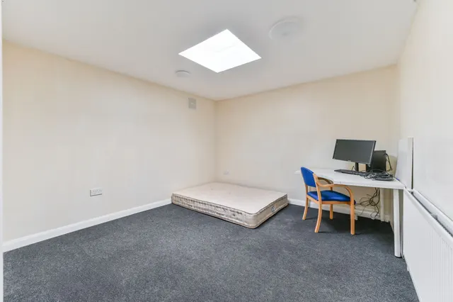 Sutton, SM1, photo 2