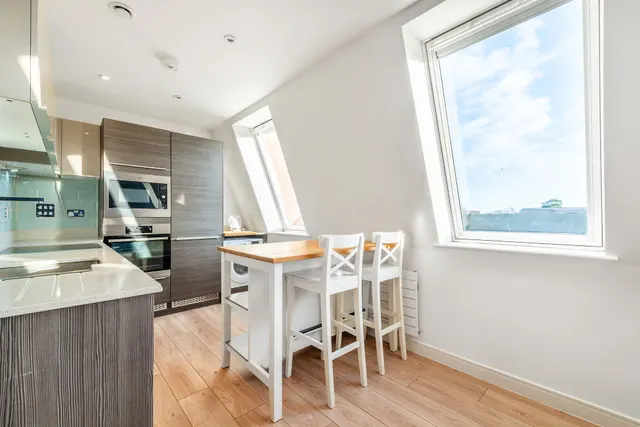Photo 3 — Flat 12, Sovereign House, Twickenham